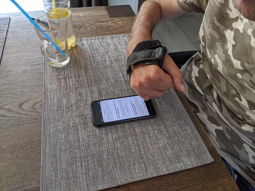 Iemand die de app aan het uittesten is